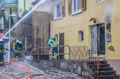 Ludwigsburg-Neckarweihingen: Gebaeude brennt vollstaendig aus 